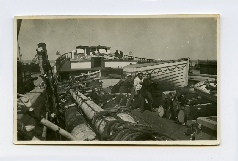 Purjelaev "Tormilind" pärast õnnetust, meeskonnaliikmed poseerivad päästepaadi taustal laevatekil
