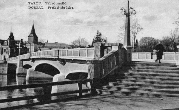 Vabadussild, sillatrepp vasakkaldal.  Taga Jaani kiriku torn. Tartu, 1930-1940.