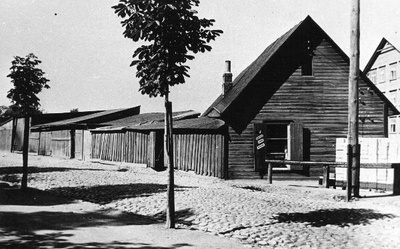 Kastani ja Võru t nurk. Maja aknaluugil töökoja reklaamsilt: ... kaubad. Petroleum.
Tartu, 28.07.1939.  duplicate photo