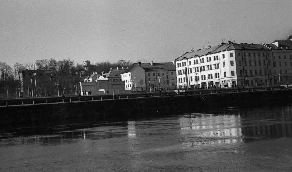 Emajõe kaldapealne: tribüün Oktoobri puiesteel (Vabaduse pst), Poe  t. Tartu, 1957-1959. Foto Aleksander Maastik.