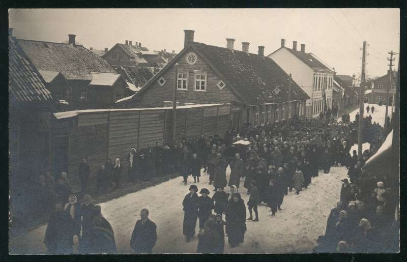 fotopostkaart, Viljandi, Posti tn, sõjaväelase matuserong, u 1920