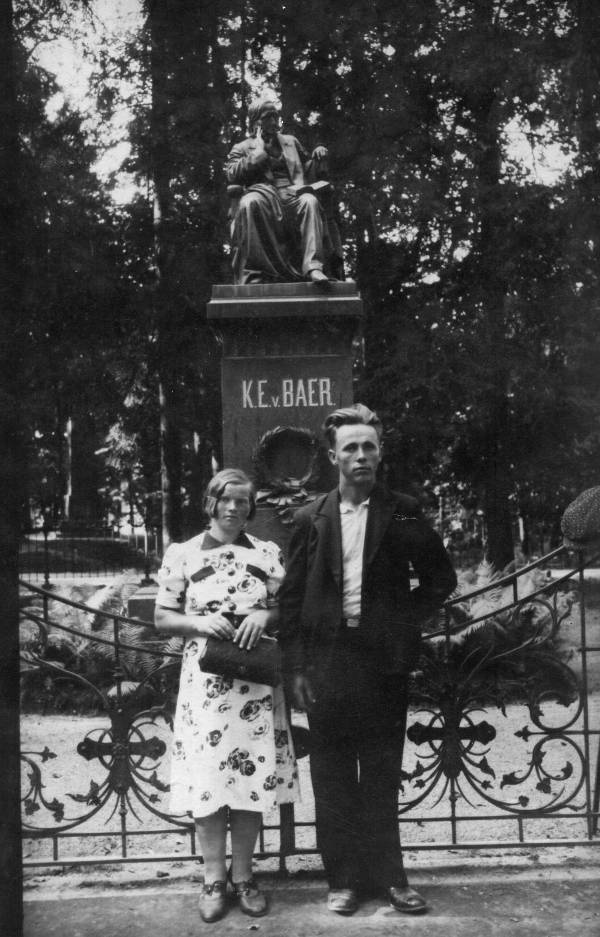 Mälestusmärk: K. E. Baer; Toomemägi. Esiplaanil noormees ja neiu. Tartu, 1930-1940.