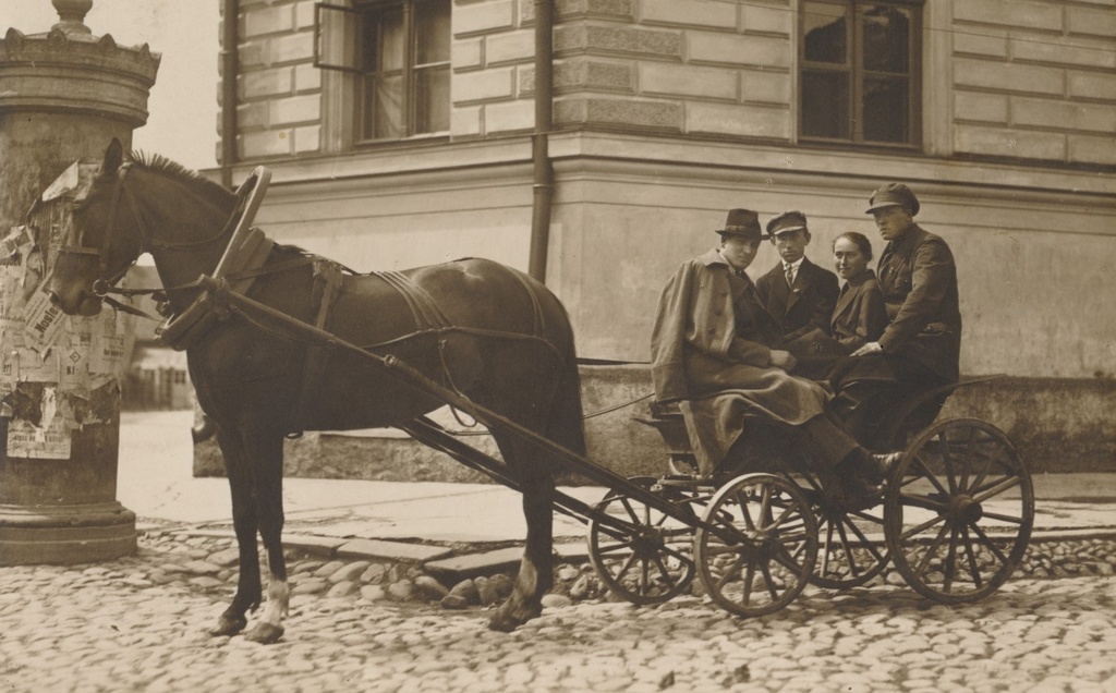 foto, Viljandi, Posti tn 22 maja nurgal vedruvanker, grupp u 1930