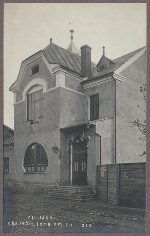 foto albumis, Viljandi, Posti tn 6, Käsitööliste Abiandmise Seltsi maja, u 1910, foto J. Riet