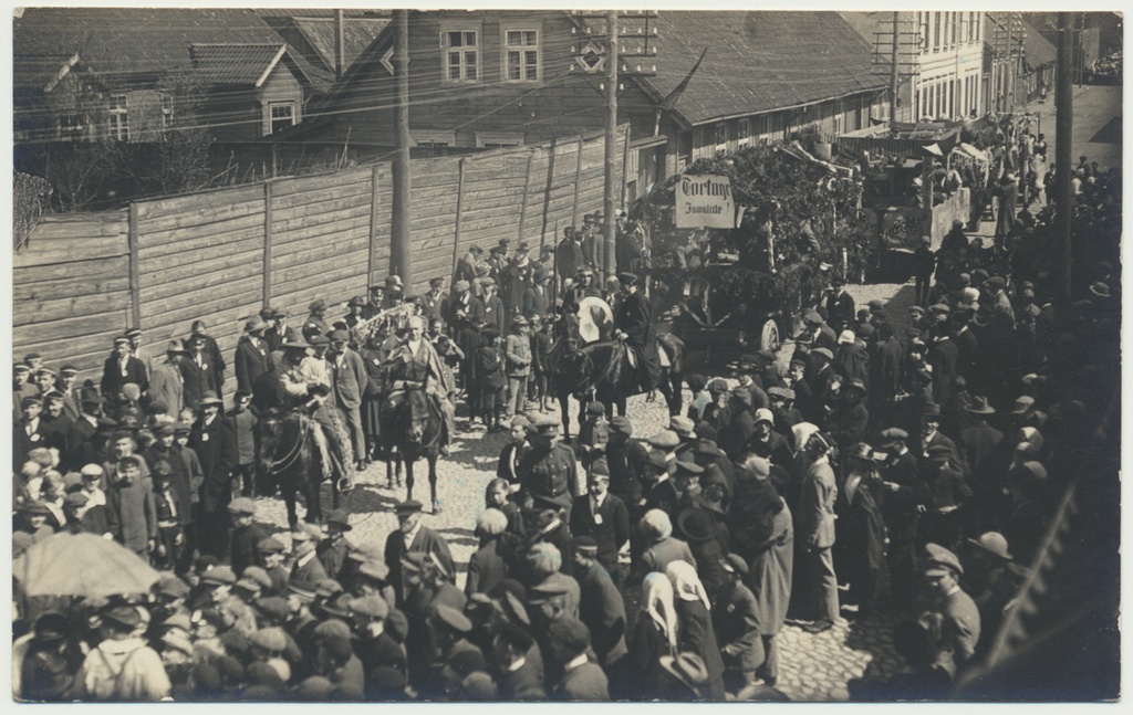 foto, Viljandi, Posti tn, karnevali rongkäik, u 1920