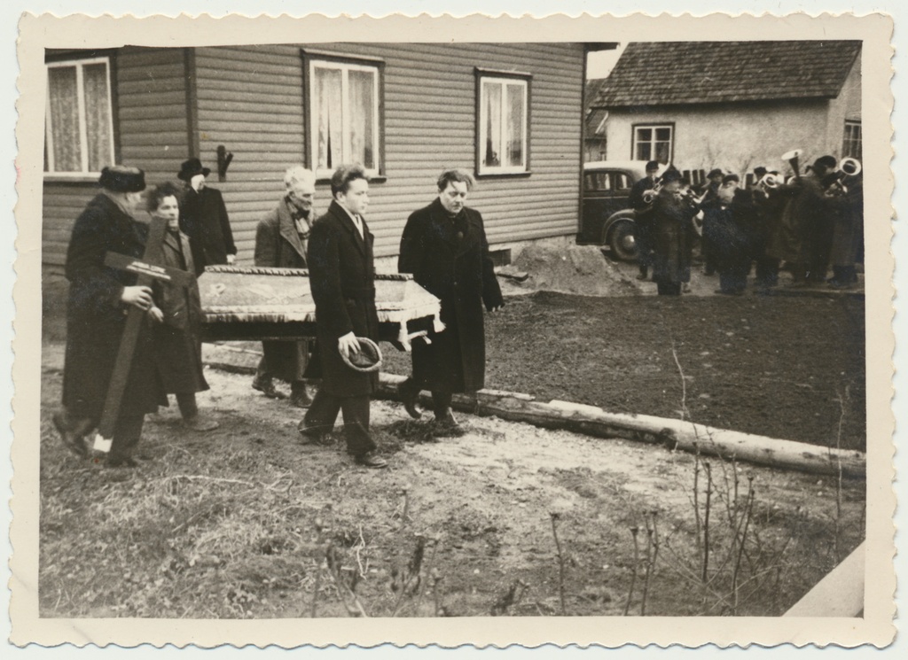 foto, Viljandi, Kesk-Kaare tn 40, Anna Lepiku matus, mehed puusärki kandmas, 1961