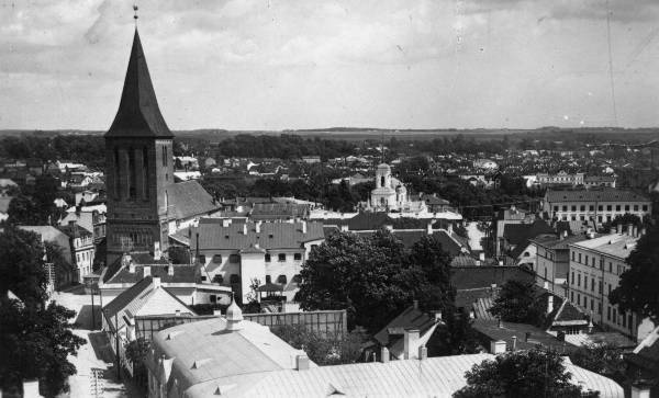 Jaani kirik ja vanalinn. Esiplaanil Lutsu t.  (vaade Toomemäelt). Tartu, ca 1932.