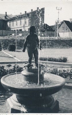 foto, Viljandi, Keskväljak, purskkaev Tüdruk tuvidega, 1957 september, foto Hilja Riet  duplicate photo