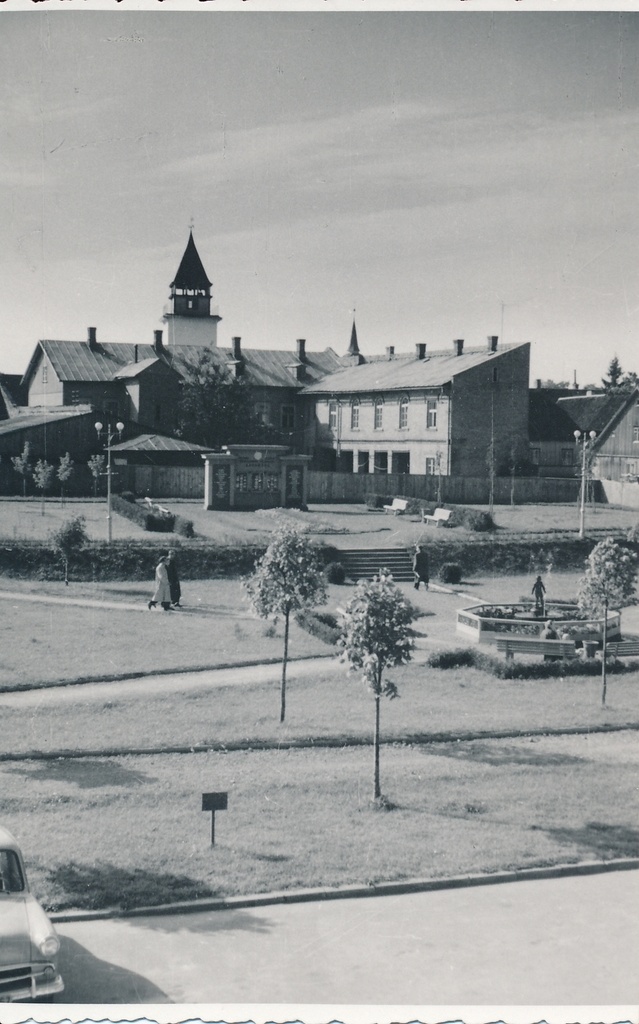 foto, Viljandi, Keskväljak, purskkaev Tüdruk tuvidega, autahvel, 1957, foto H. Riet