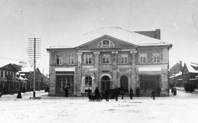 Hotelli "London"  (hiljem Tartu Maakonnavalitsus) Kauba tänava poolne esifassaad. Ülal venekeelne silt : Hotel London, allkorruse akna kohal silt: B. Goor.  Maja ees hobusaan.                                           Vasakul Aleksandri t.,  paremal Promenaadi t.               Tartu, ca 1914.  duplicate photo
