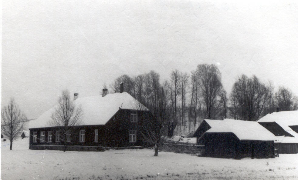 Foto. Himmaste Algkooli hoone otsa-  ja külgvaade  1948.aastal