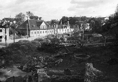 Sõjapurustused: varemetes Jakobi tänav.  Vaade Laia ja Jakobi t nurgalt ülikooli peahoone suunas.  Taga võimlahoone varemed.  Tartu, sügis 1941. Foto E. Selleke.  duplicate photo