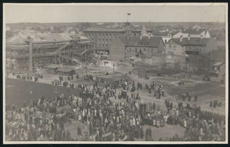 foto, Viljandi, Oru tn ümbrus, Lossi tn ja Linnu tn vahel, Linnaväljak, inimesed, loosungid, u 1955