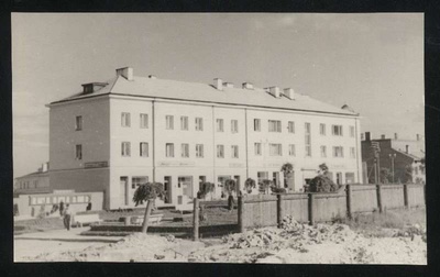 foto, Viljandi, Keskväljak, V. Kingissepa (Lossi) tn 18/20, u 1950  similar photo