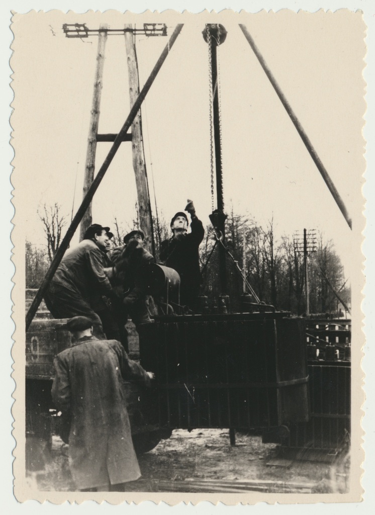 foto, Viljandi, Vaksali tn, transformaator'i laadimine, u 1950
