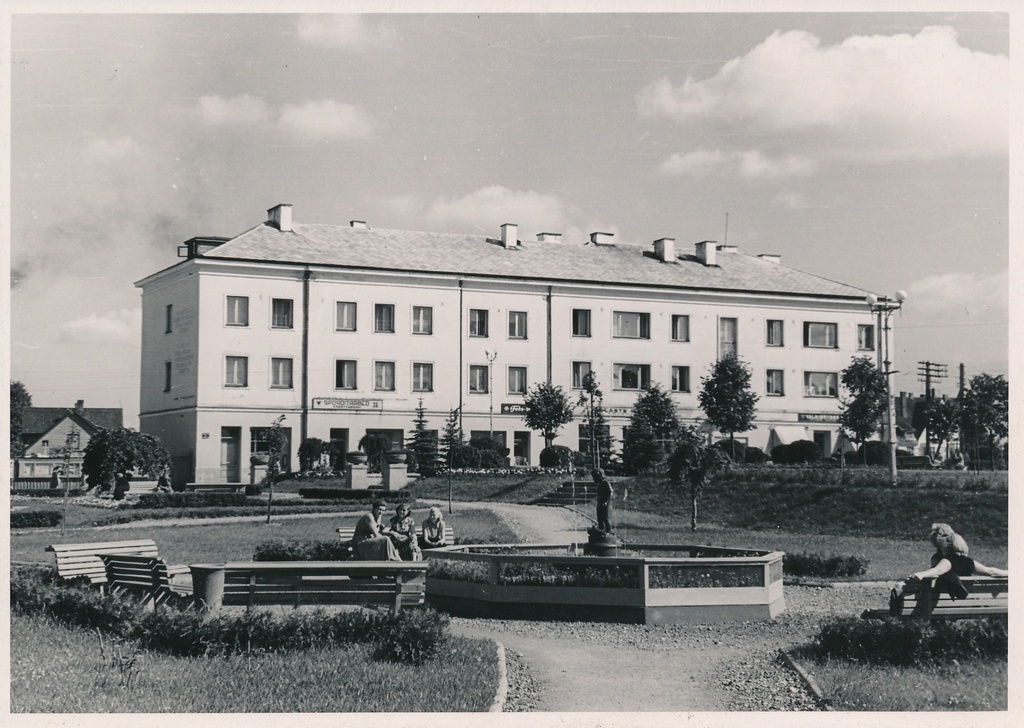 foto, Viljandi, Keskväljak, purskkaev Tüdruk tuvidega, Lossi tn, u 1960, foto A. Kiisla