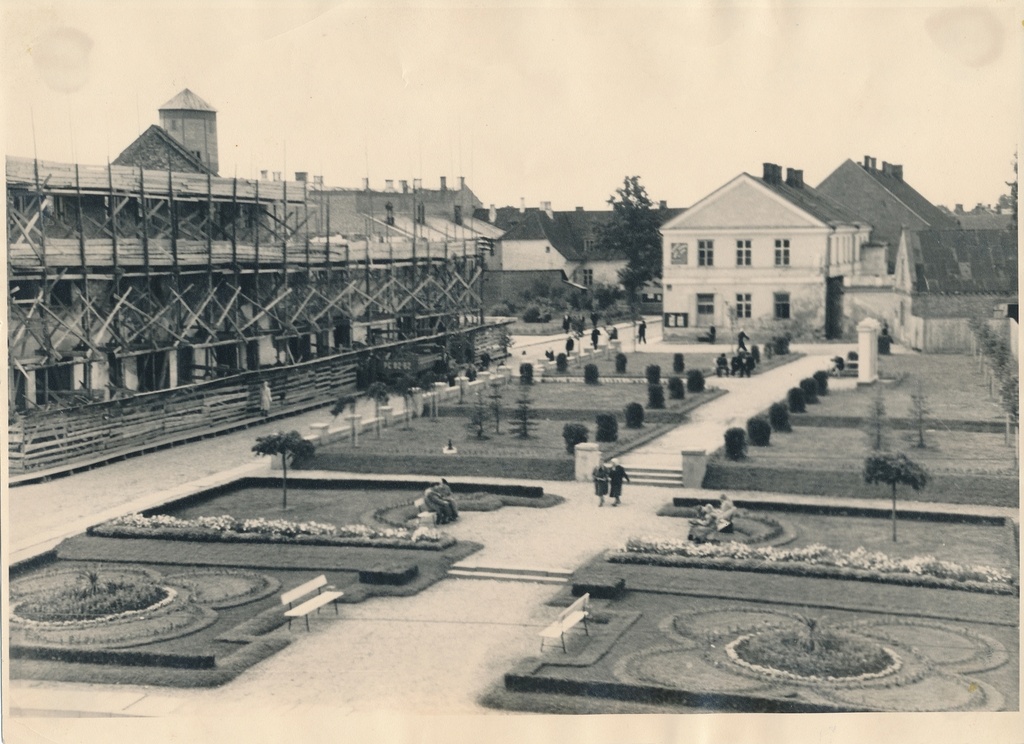 foto, Viljandi, Keskväljak, Lossi tn 18-20 maja tellingutes, u 1950