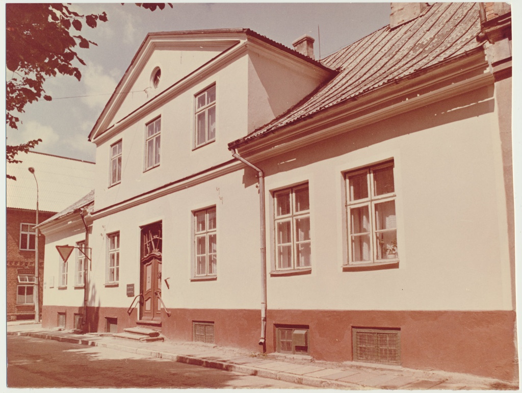 värvifoto Viljandi muuseumi hoone, Tombi plats 12, 1983 F K. Kuusk