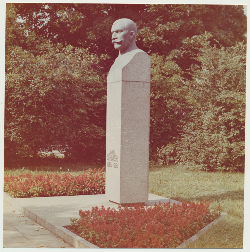 värvifoto, Viljandi, J. Sihveri monument, 1983, foto K. Kuusk