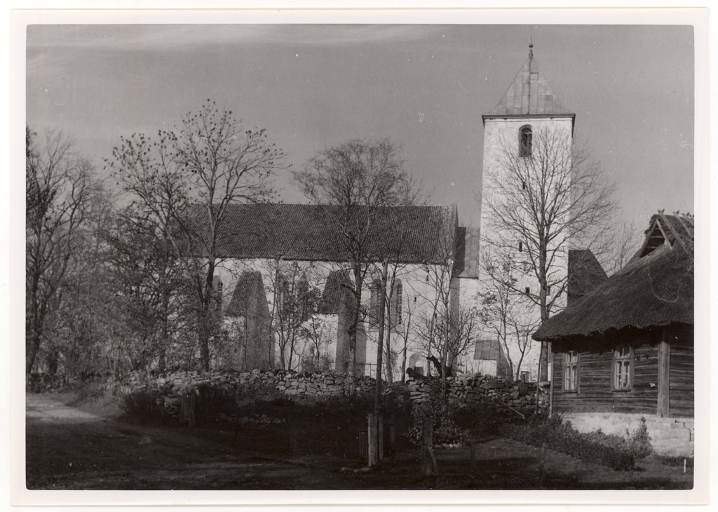 External view of the Valjala Martin Church from S. Pastorates on the left