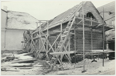 foto, Viljandi muuseum, õu, käsitöömaja tellingutes, märts 1994, foto E. Veliste  duplicate photo