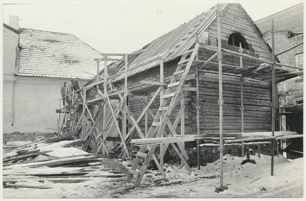 foto, Viljandi muuseum, õu, käsitöömaja tellingutes, märts 1994, foto E. Veliste