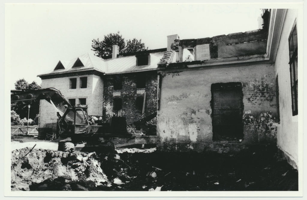 foto, Viljandi muuseum, ehitus, õuetiiva lammutus, 1993