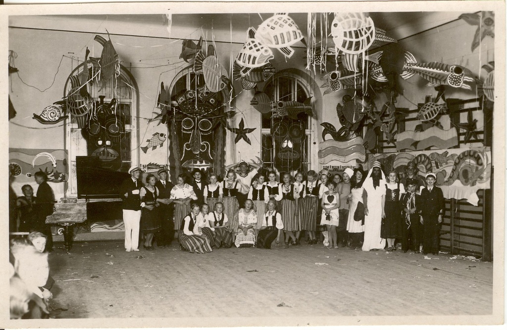 foto, karneval Paide Gümnaasiumis 1930-ndate teisel poolel.