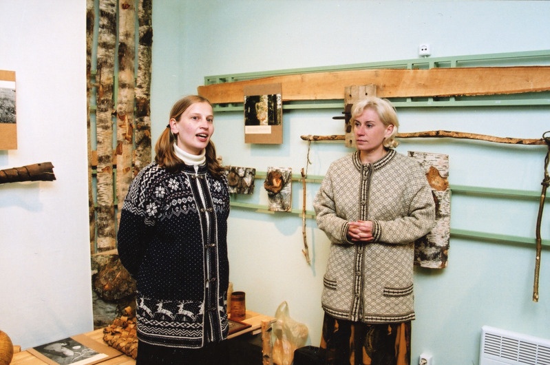 Näituse "Üks kask meil kasvas õues" kuraatorid Liina Tilk ja Lilia Leiman