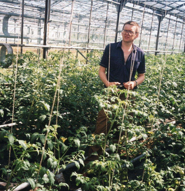 Jaan Juhansoo Jaanari Aianduse OÜ-st kurkide ja tomatite agrotehnikat tutvustamas