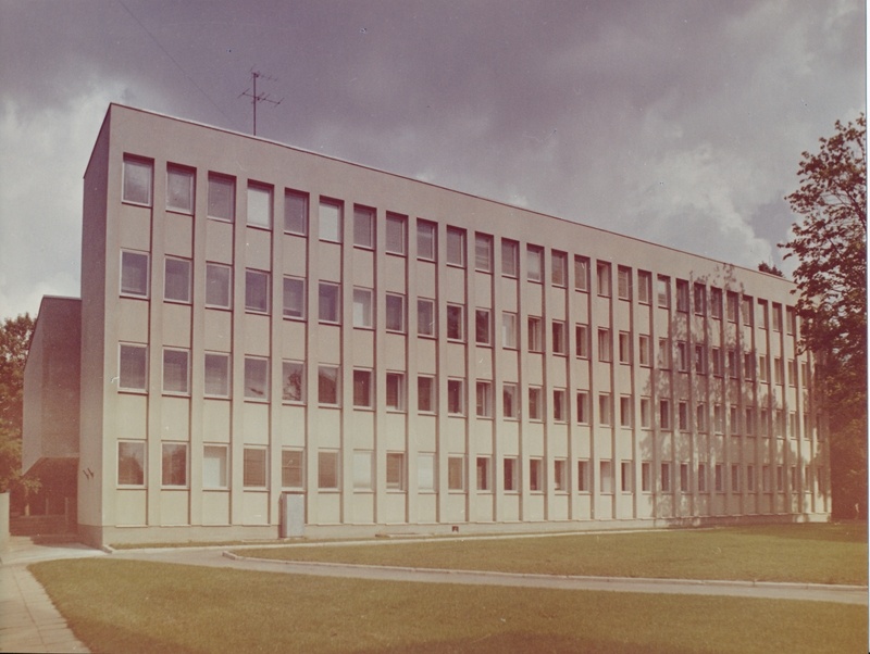 värvifoto, Viljandi, uus parteimaja, EKP rajoonikomitee hoone, 1983, foto K. Kuusk