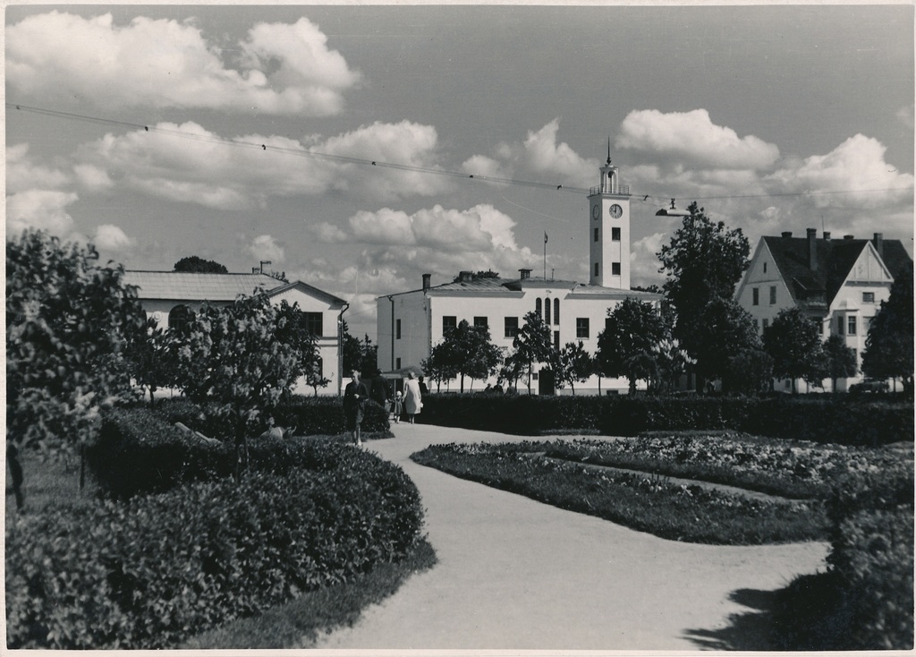 foto, Viljandi, Linnaväljak, raekoda, u 1960, foto A. Kiisla?