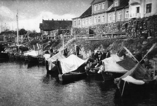 Mihklilaada-time boats from villages near Peipsi on the left bank of Emajõe in the section between Kivisilla and Holm t). Heating trees on the shore; the building block on the shore of Kalda t (back the cinema "Illusioon" roof). Tartu, 1914.