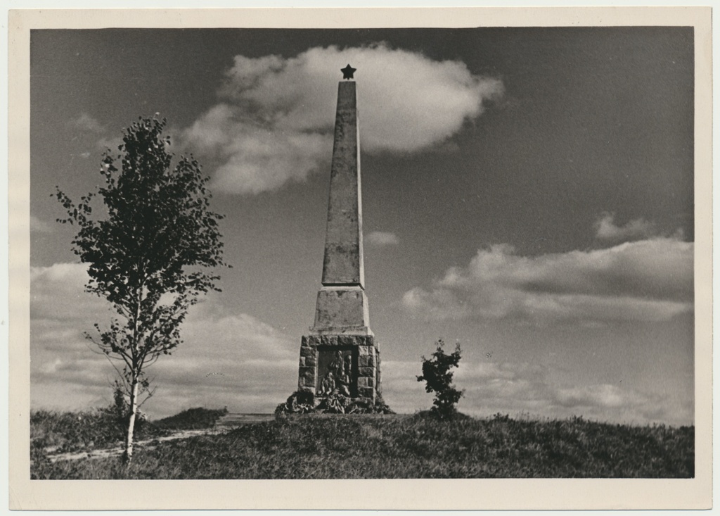 foto, Viljandi, Järveotsa obelisk, u 1965, foto A. Kiisla?