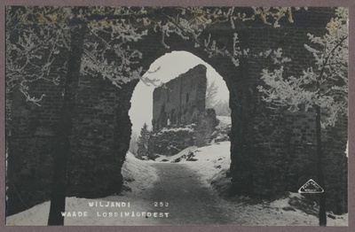 foto albumis, Viljandi, lossivärav, Suurmüür, talvel, u 1915, foto J. Riet  duplicate photo