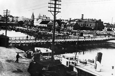 Vaade sadama juurest Emajõe vasakkaldale: pontoonsild Riia ( hiljem Lodja) t joonel,  kalaturg ja selle äärne hoonestus. Taga pontoonsild Uueturu ja Holmi t joonel ning kesklinn. Tartu, ca 1938.  duplicate photo