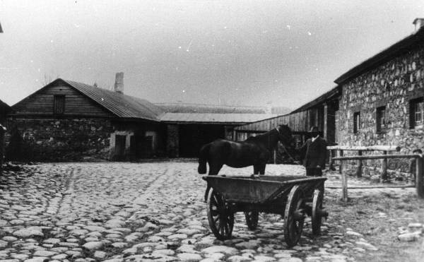Postijaama sepikoda ja tallid  (postijaama õuepoolne vaade). Hobuvanker õuel. Tartu, 1914.