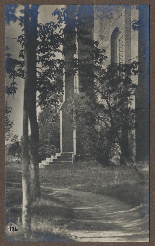 foto albumis, Viljandi, Pauluse kirik, kagunurga lähivaade idast, u 1915, foto J. Riet