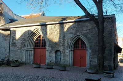 Building in the Old Town of Tallinn at the courtyard of the Russian street rephoto