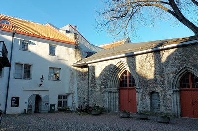 Hoov in the Old Town of Tallinn on the Russian street rephoto