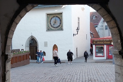 Vaade Pikale tänavale ja kellale Pühavaimu kiriku seinal. rephoto