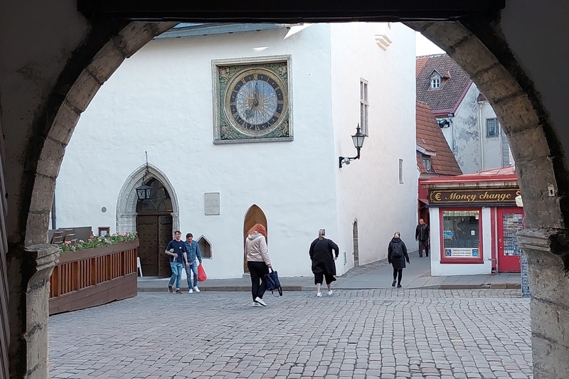 Vaade Pikale tänavale ja kellale Pühavaimu kiriku seinal. rephoto