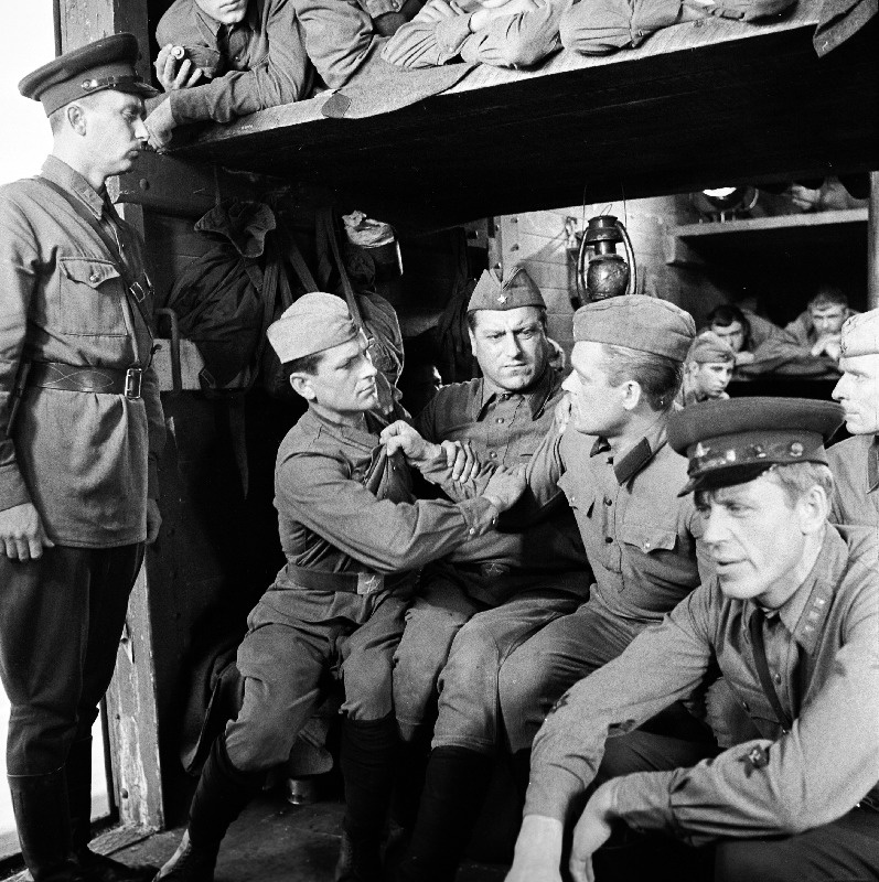 Stseen Tallinnfilmi mängufilmist "Inimesed sõdurisinelis". Sõdurid vasakult: Simul - Uno Vark, Kalm - Rudolf Allabert, Tääger - Heino Raudsik, [(...) - Ao Peep,] Mänd - Leonhard Merzin.