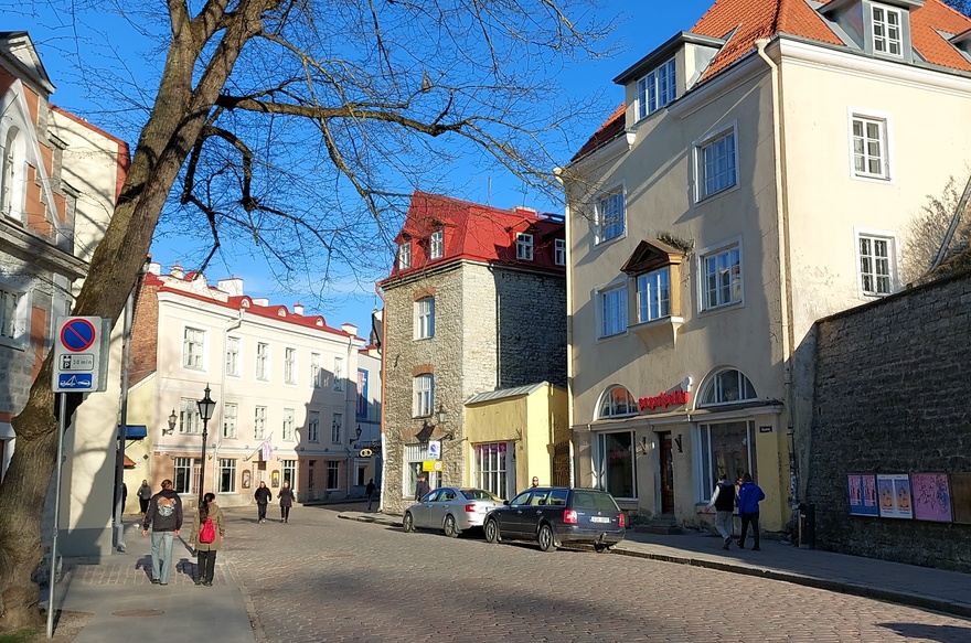 Kauplusega korterelamu Tallinna vanalinnas Nunne tn, hoone vaade. Arhitekt Erich Jacoby rephoto