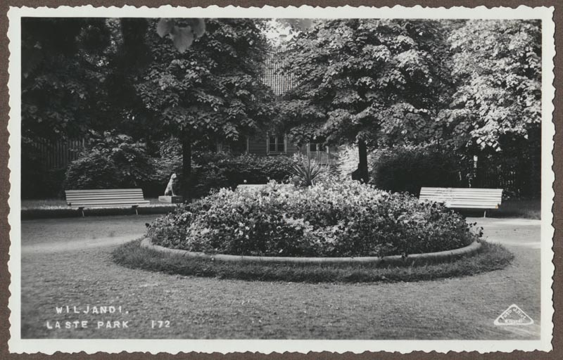 foto albumis, Viljandi, Lastepark (koer, lilleklump), u 1930, foto J. Riet