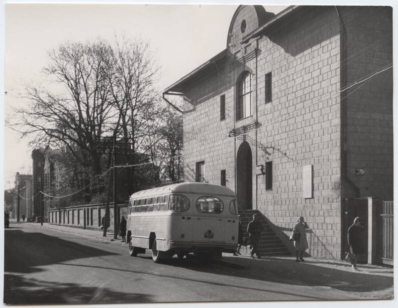 foto, Viljandi, Jakobsoni tn 14, sõjakomissariaat, buss PAZ-652, 1964, foto A. Kiisla
