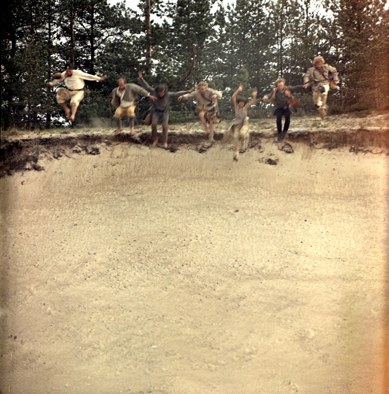 Filmi "Karoliine hõbelõng" filmimine. Chätrin Bagala kuningatütar Karoliine osas. Tõnu Kark Röövli osas. Ain Lutsepp röövli osas. Urmas Kibuspuu Röövli osas. Jüri Krjukov Röövli osas. Ago Roo Röövli osas. Väino Laes Röövli osas.