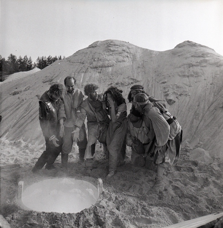 Filmi "Karoliine hõbelõng" filmimine. Chätrin Bagala kuningatütar Karoliine osas. Tõnu Kark Röövli osas. Urmas Kibuspuu Röövli osas. Jüri Krjukov Röövli osas. Ago Roo Röövli osas. Väino Laes Röövli osas.