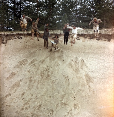 Filmi "Karoliine hõbelõng" filmimine. Chätrin Bagala kuningatütar Karoliine osas. Tõnu Kark Röövli osas. Ain Lutsepp röövli osas. Urmas Kibuspuu Röövli osas. Jüri Krjukov Röövli osas. Ago Roo Röövli osas. Väino Laes Röövli osas.  similar photo