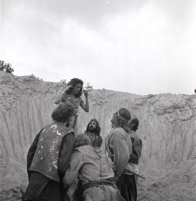 Filmi "Karoliine hõbelõng" filmimine. Chätrin Bagala kuningatütar Karoliine osas. Tõnu Kark Röövli osas. Urmas Kibuspuu Röövli osas. Jüri Krjukov Röövli osas. Ago Roo Röövli osas. Väino Laes Röövli osas.  similar photo